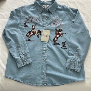 Wrangler 	
WOMENS EMBROIDERED BOYFRIEND WESTERN SNAP DENIM SHIRT IN DENIM BLUE